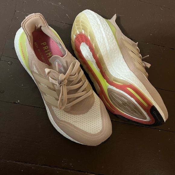 Adidas Women's Ultraboost 21 Running Shoe - Picture 4 of 6